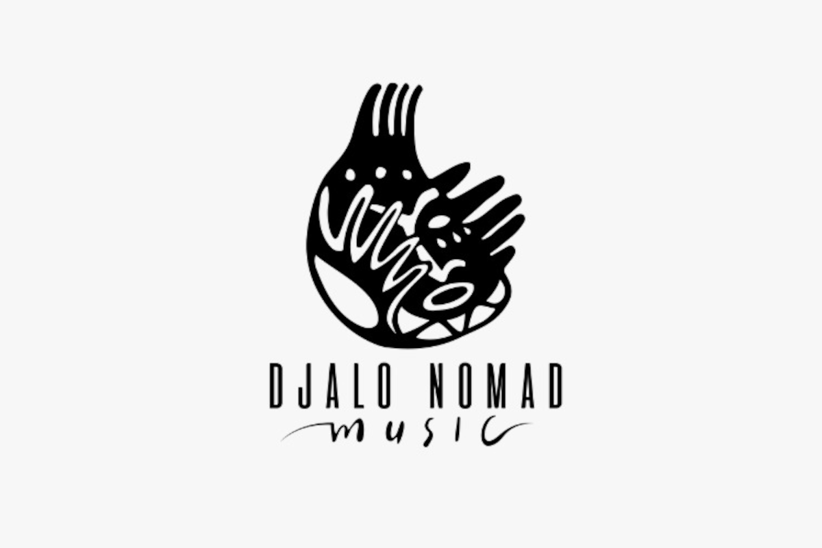 Logotipo em preto e branco com ilustração abstrata de mãos entrelaçadas formando uma figura orgânica, acompanhada do texto “Djalo Nomad Music” em tipografia fina e elegante, evocando conexão cultural e fluidez musical.