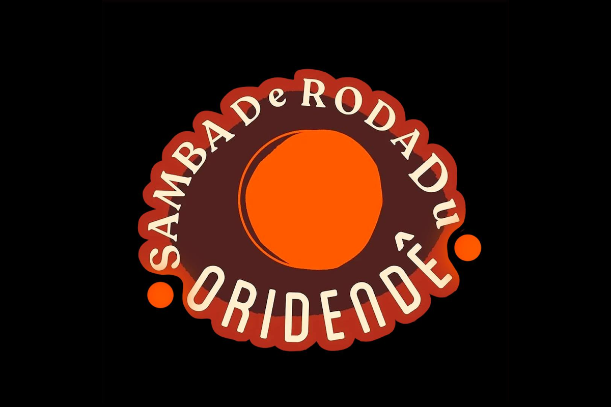 Logotipo com fundo preto e formas arredondadas em tons de marrom, vermelho e laranja. No centro, um círculo laranja intenso, cercado pelo texto “Samba de Roda du Oridendê” em letras brancas dispostas em espiral, evocando movimento e ancestralidade afro-brasileira.