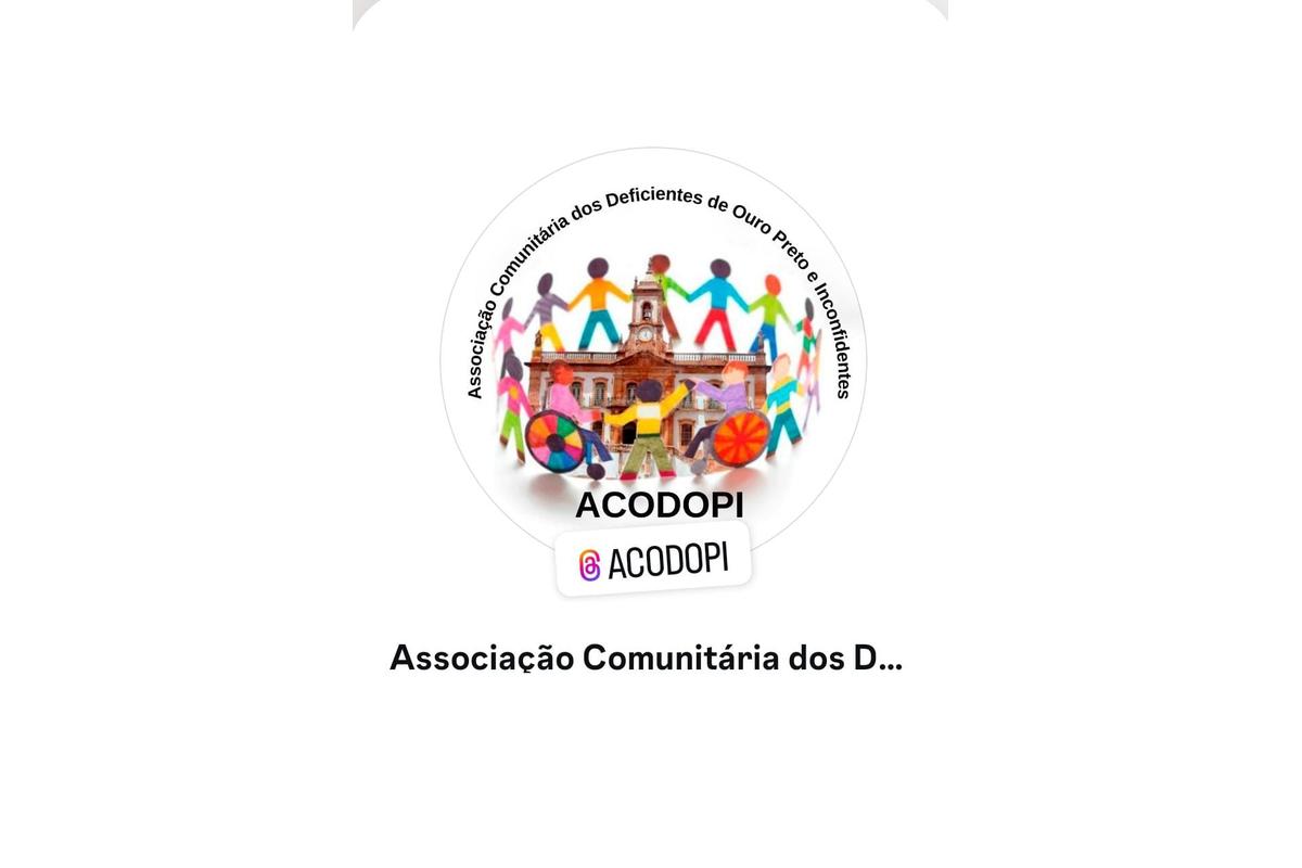 Logotipo circular da ACODOPI com ilustração colorida de figuras humanas de mãos dadas ao redor do Museu da Inconfidência, em Ouro Preto. As figuras incluem pessoas com deficiência, representadas com cadeiras de rodas. No topo do círculo, está escrito “Associação Comunitária dos Deficientes de Ouro Preto e Inconfidentes”. Abaixo da imagem, está o nome "ACODOPI" em letras maiúsculas, acompanhado do ícone do Instagram com o nome de usuário @ACODOPI.