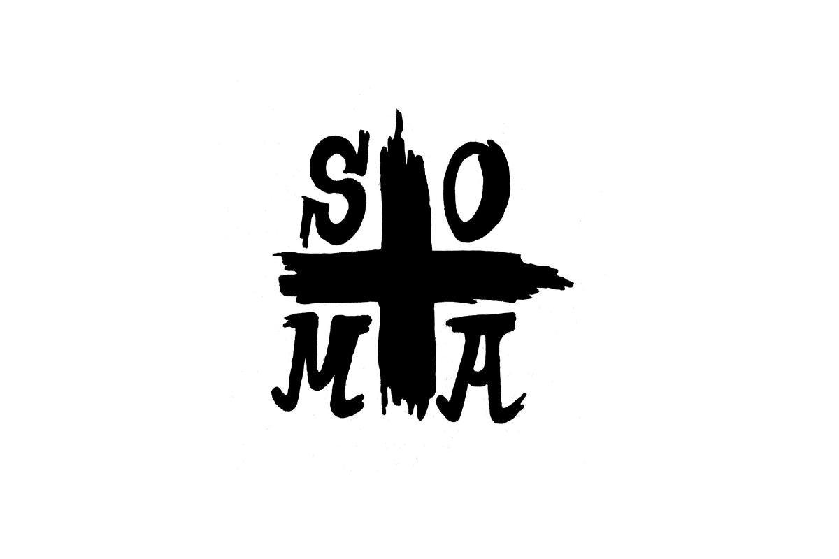 Logotipo em preto sobre fundo branco. A palavra “SOMA” está dividida em quatro letras dispostas em cruz, com um grande símbolo de adição pintado em pincel entre elas. As letras “S” e “O” estão acima e à direita do sinal de adição, e as letras “M” e “A” abaixo e à esquerda, formando a palavra "SOMA" tanto na vertical quanto na horizontal. O estilo da pintura é rústico e orgânico, com traços que lembram pinceladas de tinta.