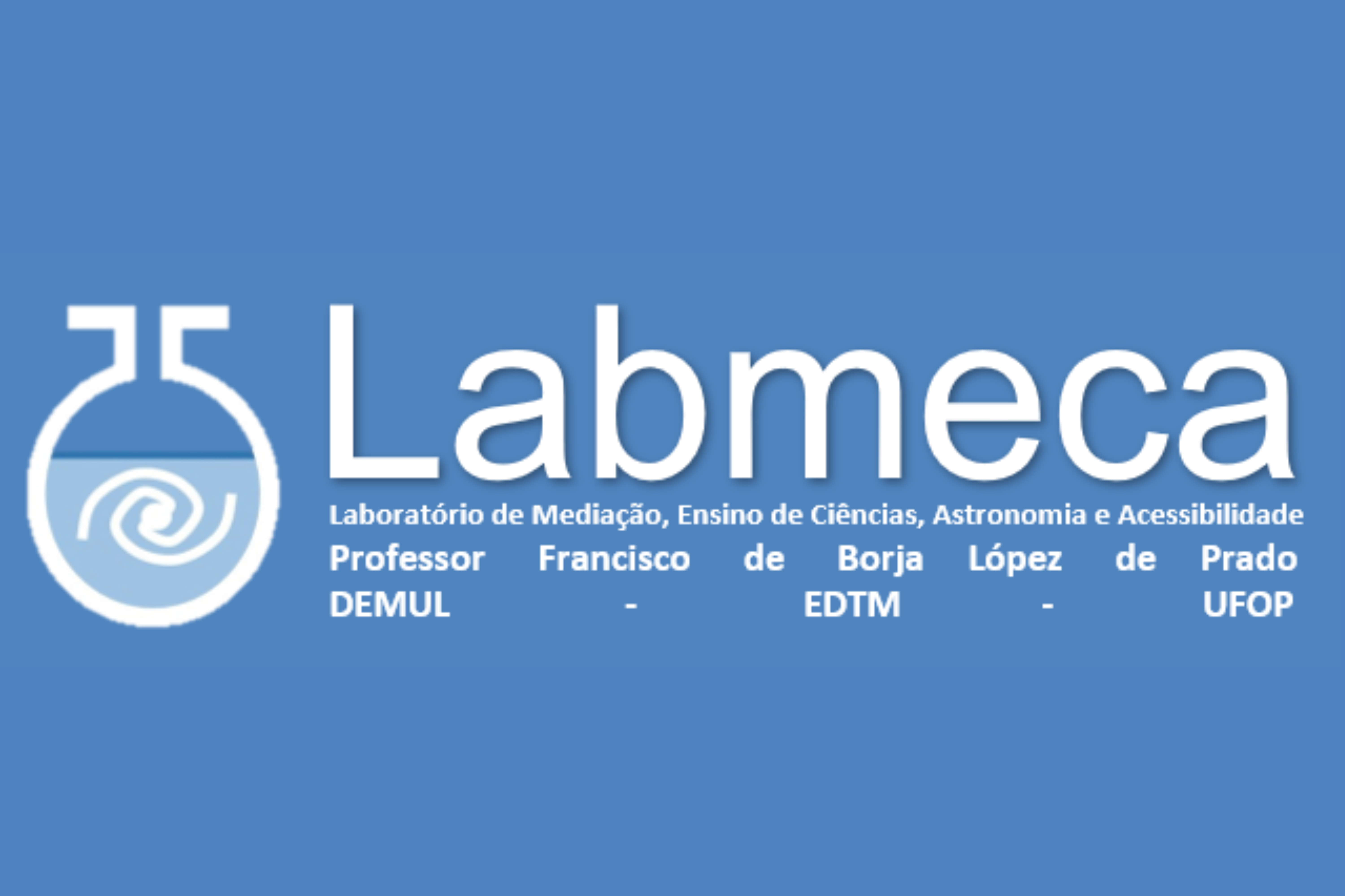 Logotipo do Labmeca sobre fundo azul. À esquerda, há um símbolo de frasco de laboratório contendo um desenho espiralado. À direita, o texto: "Labmeca – Laboratório de Mediação, Ensino de Ciências, Astronomia e Acessibilidade. Professor Francisco de Borja López de Prado – DEMUL – EDTM – UFOP".