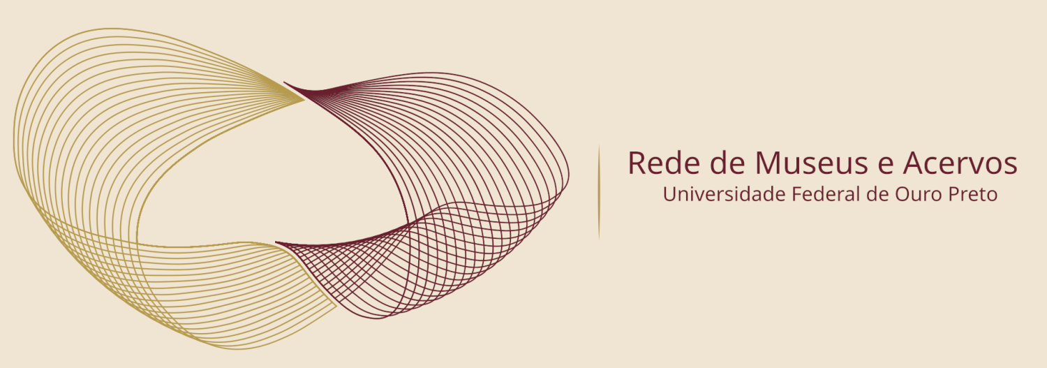 Logotipo horizontal da "Rede de Museus e Acervos – Universidade Federal de Ouro Preto". À esquerda, há uma forma abstrata composta por linhas curvas entrelaçadas, nas cores dourado e vinho, formando uma figura simétrica. À direita, está o nome da rede escrito em vinho, com “Rede de Museus e Acervos” em destaque e “Universidade Federal de Ouro Preto” logo abaixo em fonte menor. O fundo é de cor creme, transmitindo um visual elegante e institucional.