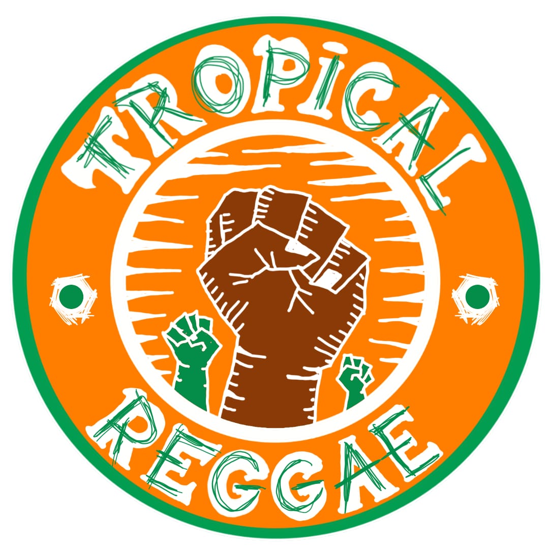 Logotipo circular do projeto "Tropical Reggae", com fundo laranja e borda verde. No centro, há três punhos erguidos em sinal de resistência, sendo o maior marrom e os dois menores verdes. Acima e abaixo dos punhos, aparecem as palavras "Tropical" e "Reggae" em letras brancas com contorno verde, em estilo artesanal. O design remete a movimentos de cultura negra, reggae e luta social.