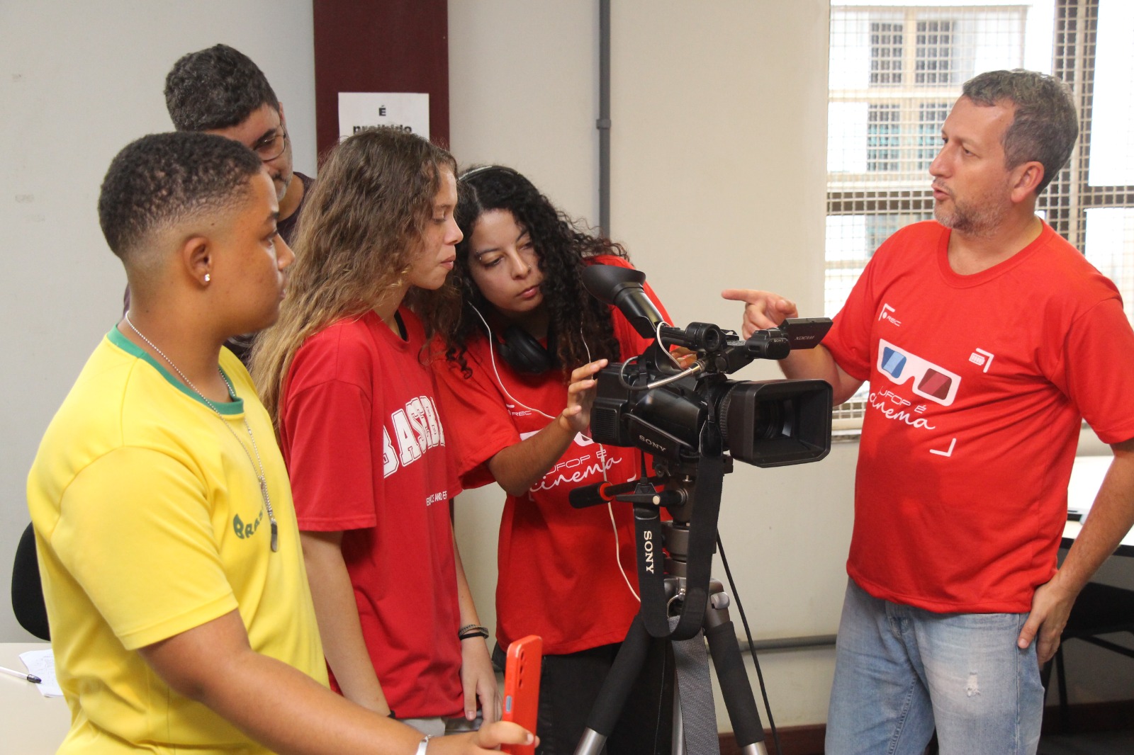 adriano_medeiros_cinema_documental_para_adiar_o_fim_do_mundo_1.jpg